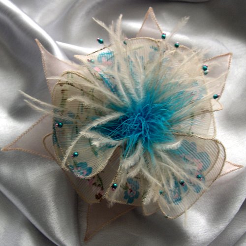 Broche fleur en tissu, organza, plumes et perles,  accessoires femme, mariage, fête, cadeau, beige et bleue, 295