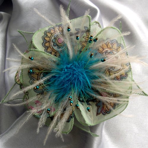 Broche fleur en tissu, organza, plumes et perles,  accessoires femme, fête, cadeau, vert marron bleu, 293