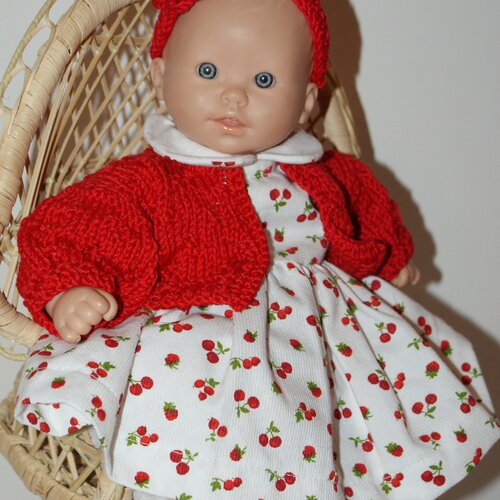 Vêtement pour poupée de  30 cm, petite robe fond blanc imprimée de petits fruits rouges, pull rouge