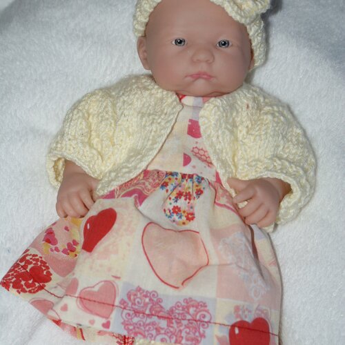 Vêtement pour poupée style   berenguer  de 24 cm robe en coton fond écru imprimée de cœurs