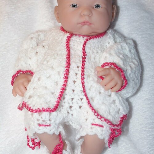 Vêtement pour poupée, style  berenguer, combinaison et pull blancs bordé fuchsia en laine, taille 24 cm