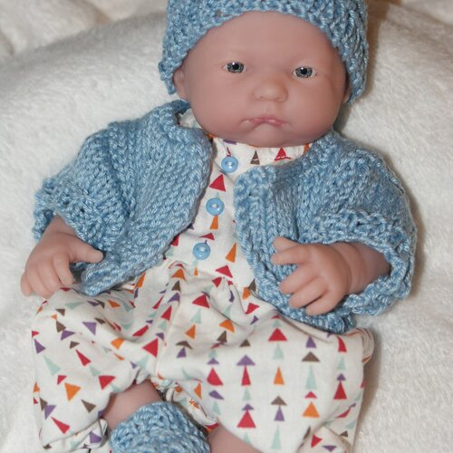 Vêtement pour poupée style  berenguer 24 cm combinaison fond blanc imprimée de  petits triangles multicolores