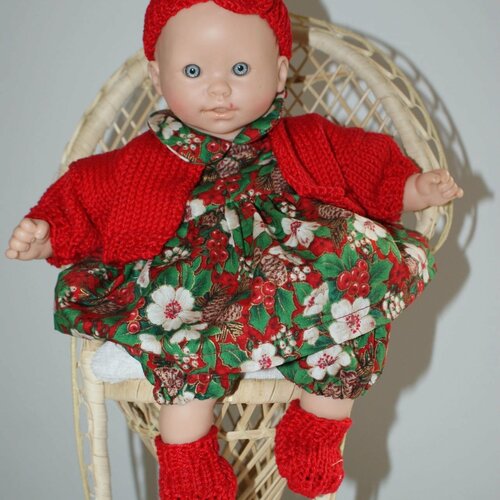 Vêtement pour poupée thème noël robe tons rouges et verts imprimée fleurs et houx
