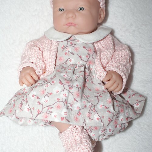 Vêtement pour poupée mini  reborn , 9 pouces ou 23 cm, robe en coton fond gris pale imprimée de petites fleurs de cerisier