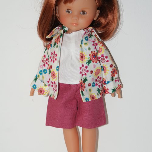 Vêtement pour poupée 33 cm avec un short fuchsia , un haut blanc et une chemise à fleurs