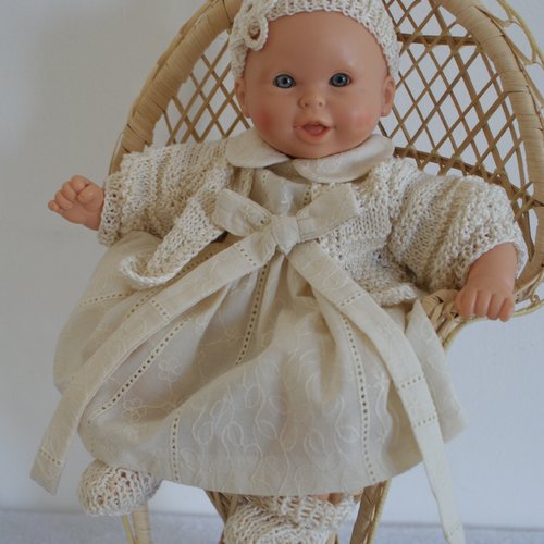 Vêtement pour poupée de 30 cm robe en coton blanc cassé  brodé avec  broderie anglaise