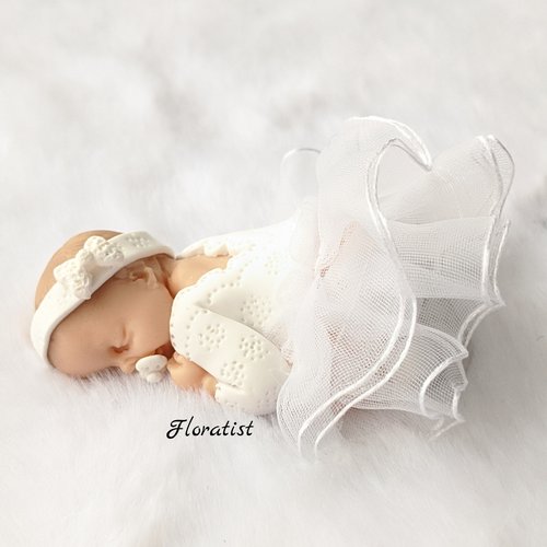 Bébé miniature fille avec son tutu blanc et suce, vêtement de baptême