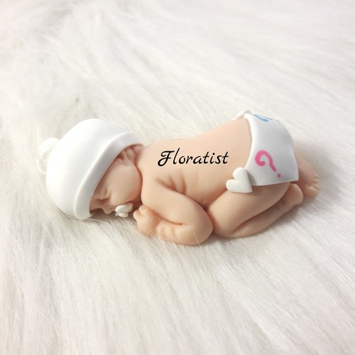 Bébé miniature couche et bonnet blanc annnonce grossesse