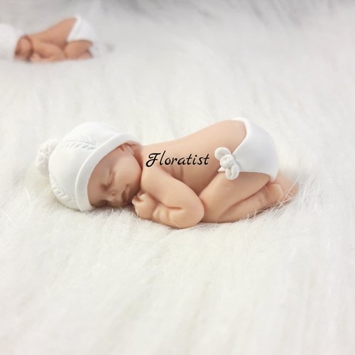 Bébé miniature couche et bonnet blanc attache couche noeud annnonce grossesse