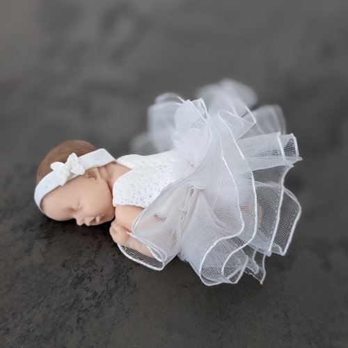 Bébé miniature fille avec son tutu blanc et noeud dans cheveux
