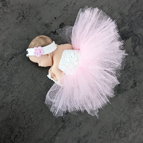 Bébé miniature fille avec son tutu rose et son chapelet
