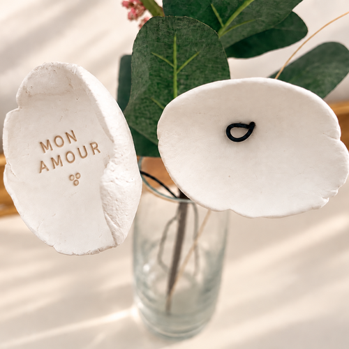 Fleur personnalisée en argile, gravée d’un prénom ou d’un message | faite main