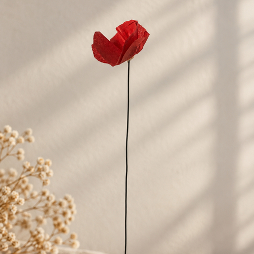 Coquelicot en papier de soie et tige en fil de fer cuit