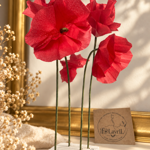 Bouquet de coquelicots sur socle en argile | papier de soie et tige en fil de fer recouvert de papier vert