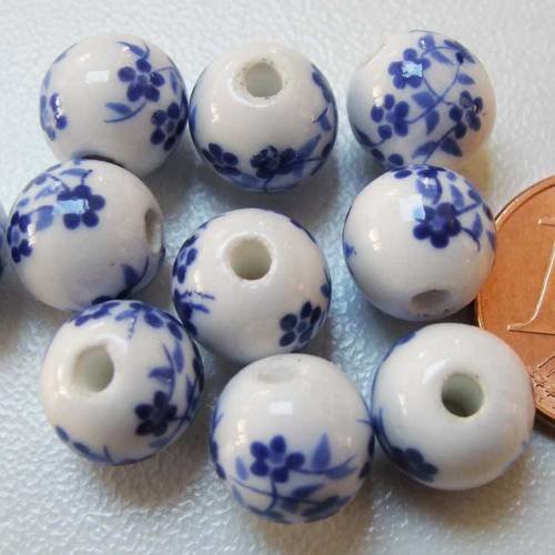 10 perles rondes 8mm porcelaine fond blanc fleurs bleu