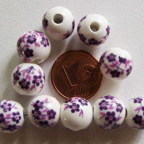 10 perles rondes 10mm porcelaine fond blanc fleurs violet