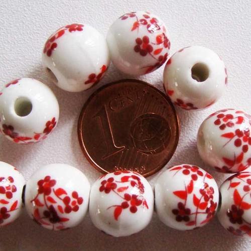 10 perles rondes 10mm porcelaine fond blanc fleurs rouge