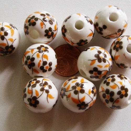10 perles rondes 16mm porcelaine fond blanc fleurs marron 