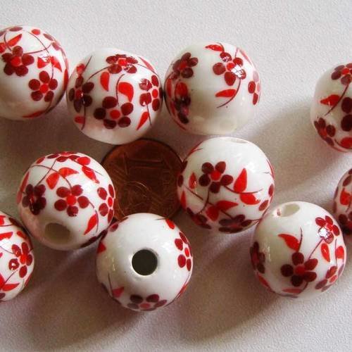 10 perles rondes 16mm porcelaine fond blanc fleurs rouge 