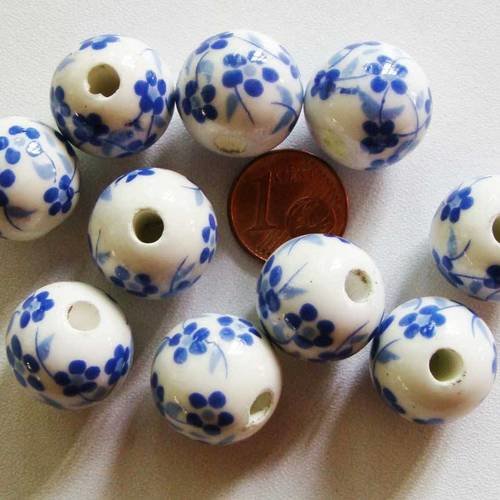 10 perles rondes 16mm porcelaine fond blanc fleurs bleu 