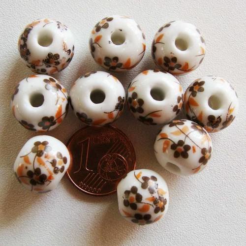 10 perles rondes 12mm porcelaine fond blanc fleurs marron