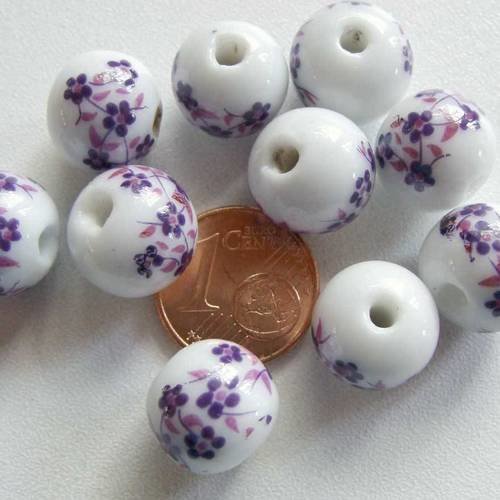 10 perles rondes 12mm porcelaine fond blanc fleurs violet