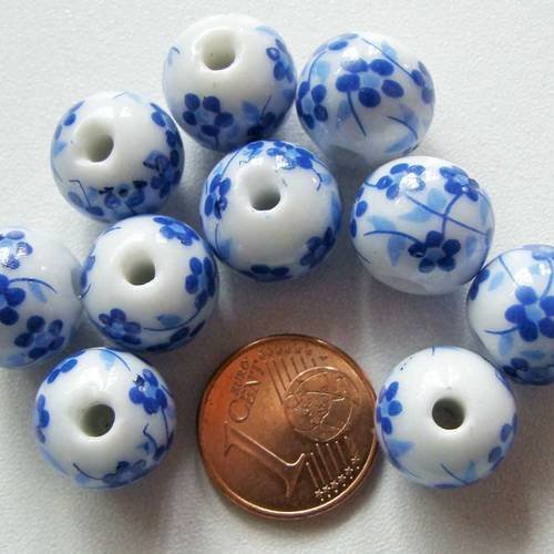 10 perles rondes 12mm porcelaine fond blanc fleurs bleu