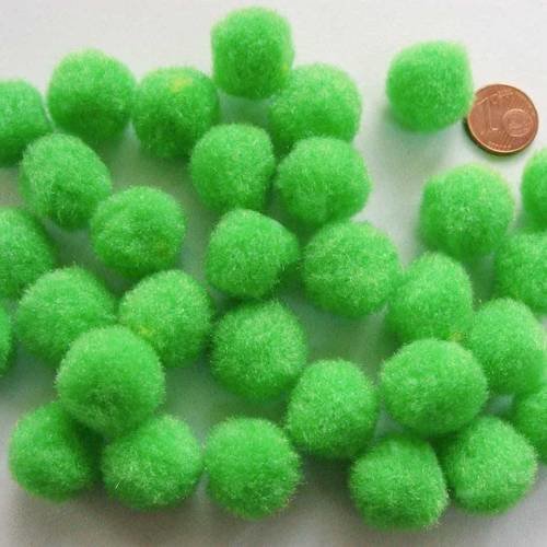 30 pompons ronds 20mm environ peluches polyester vert clair 