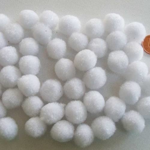 50 pompons ronds 15mm environ peluches polyester blanc 