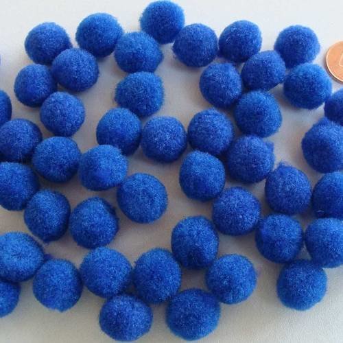 50 pompons ronds 15mm environ peluches polyester bleu 