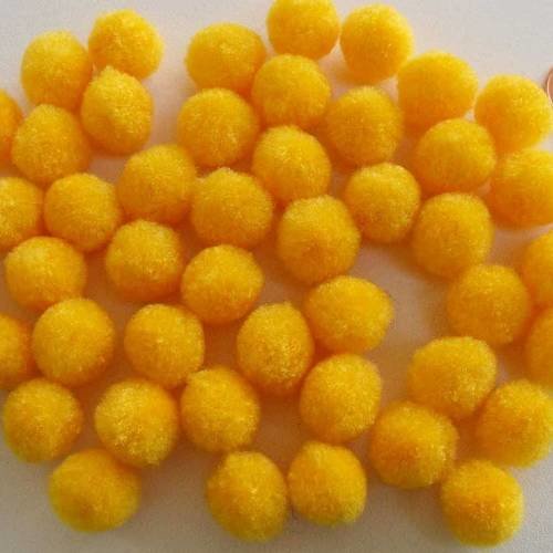50 pompons ronds 15mm environ peluches polyester jaune fonce 