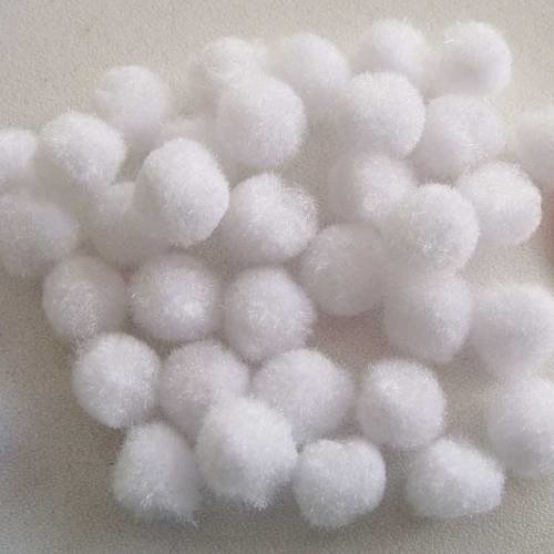 70 pompons ronds 10mm environ peluches polyester blanc 