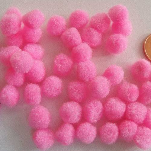 70 pompons ronds 10mm environ peluches polyester rose 