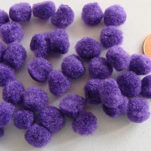 70 pompons ronds 10mm environ peluches polyester violet 