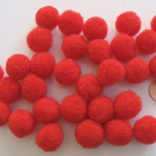 30 pompons ronds 20mm environ peluches polyester rouge 