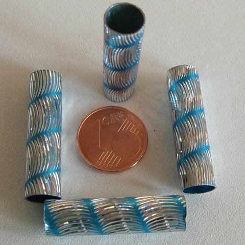 5 perles tubes aluminium 30x8mm strié argenté spirale bleue 