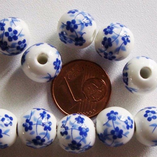 10 perles rondes 10mm porcelaine fond blanc fleurs bleu