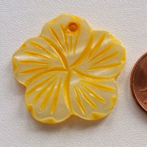 2 pendentifs 25mm jaune nacre motif fleur pn05 diy création bijoux