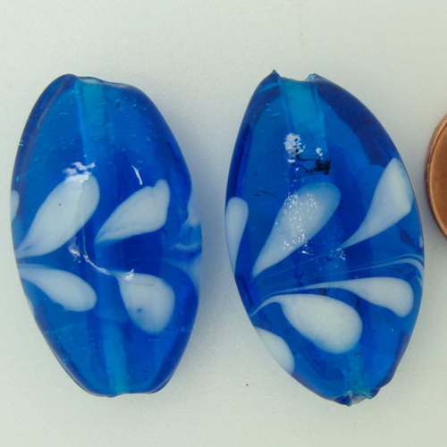 2 perles 27mm verre bleues motifs blancs ovales plats