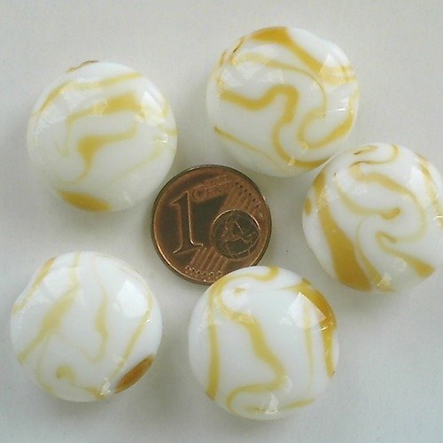 5 perles galets 20mm verre blanc motifs caramel volutes aléatoires rond plat