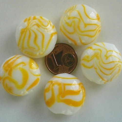 5 perles galets 20mm verre blanc motifs orange volutes aléatoires rond plat