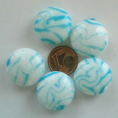 5 perles galets 20mm verre blanc motifs bleu clair volutes aléatoires rond plat