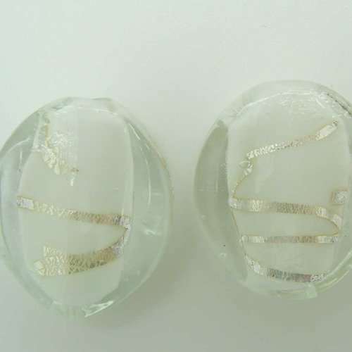 2 perles galets ovales plats 29mm blanc verre lampwork ruban argenté diy création bijoux