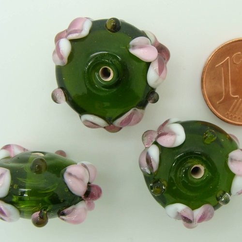 1 perle galet 19mm vert 3 motifs fleurs verre lampwork