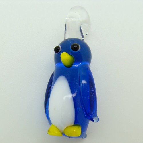 Pendentif petit pingouin manchot bleu foncé animal oiseau 27mm en verre lampwork pour création de bijoux collier