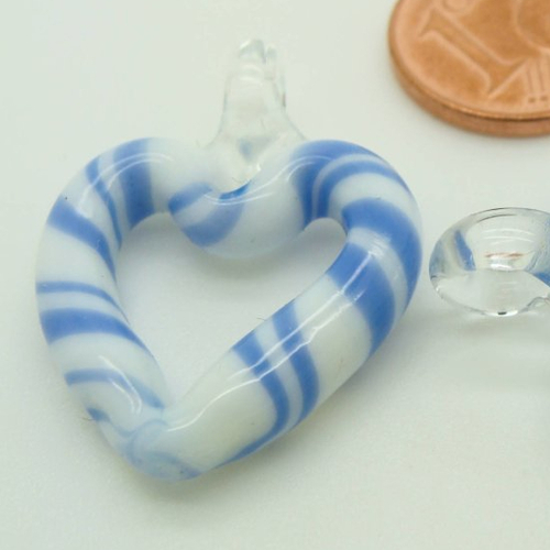 2 mini pendentifs coeur bicolore bleu foncé blanc motif sucre d'orge 27mm breloque verre diy création bijoux