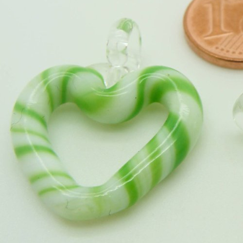 2 mini pendentifs coeur bicolore vert blanc motif sucre d'orge 27mm breloque verre diy création bijoux