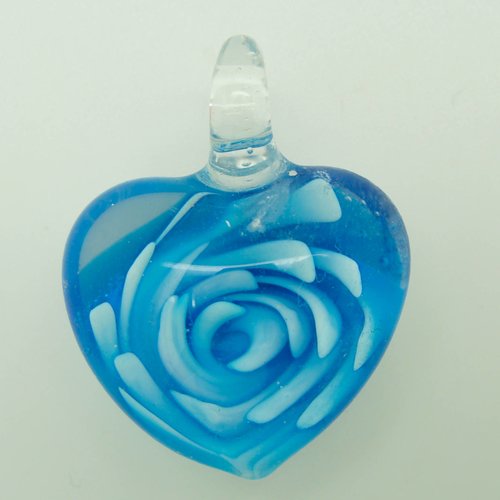 Pendentif coeur bleu fleur volutes blanches 36mm verre diy création bijoux