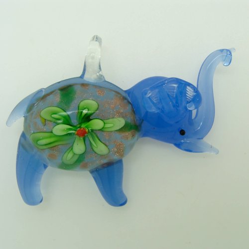 Pendentif éléphant bleu foncé avec fleur verte 55mm animal en verre lampwork pour création de bijoux collier