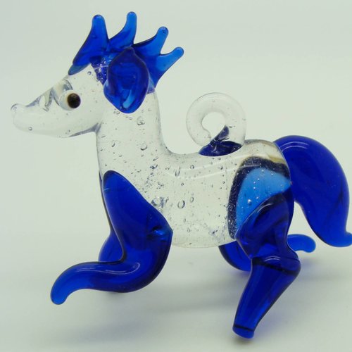 Pendentif cheval bleu foncé et transparent animal 60mm en verre lampwork pour création de bijoux collier